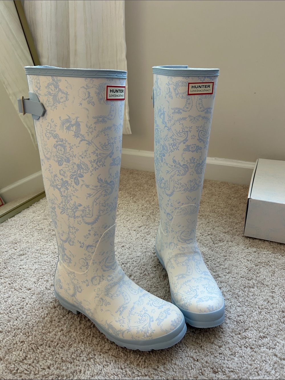 Hunter *LoveFancyShack rain boots. Size 8 - Picture 8 of 17